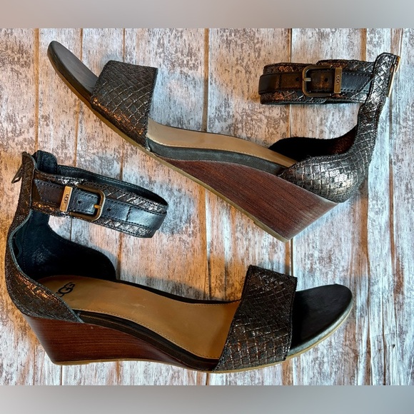 Preloved UGG Women's Char Black Metallic Wedge Sandal Women's Size 10 - Picture 4 of 9